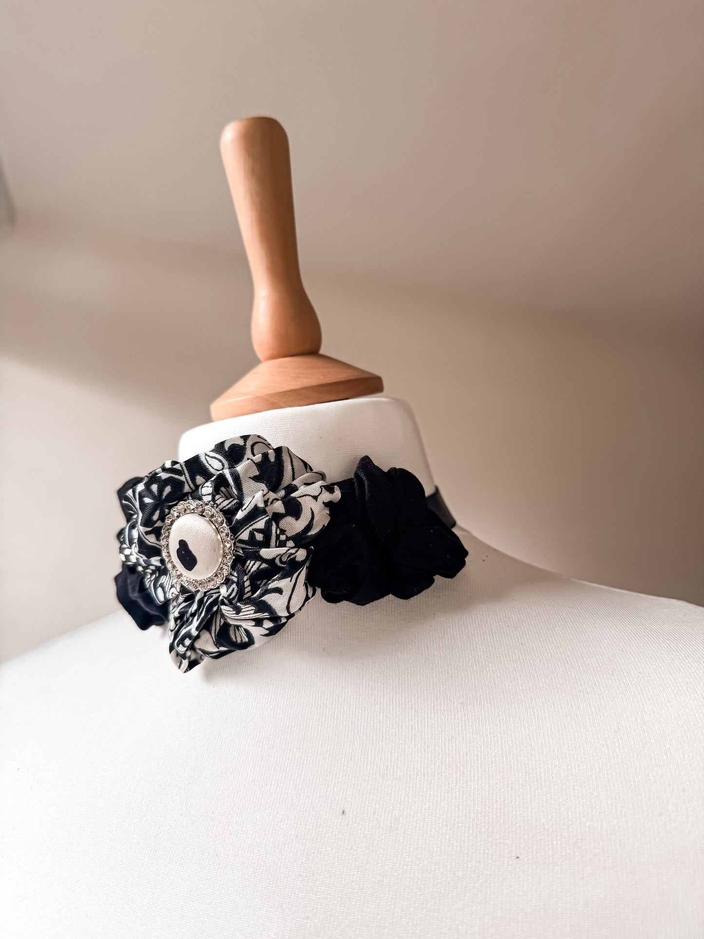 Handmade BLACK&WHITE CHOKER with rhinestone vintage button