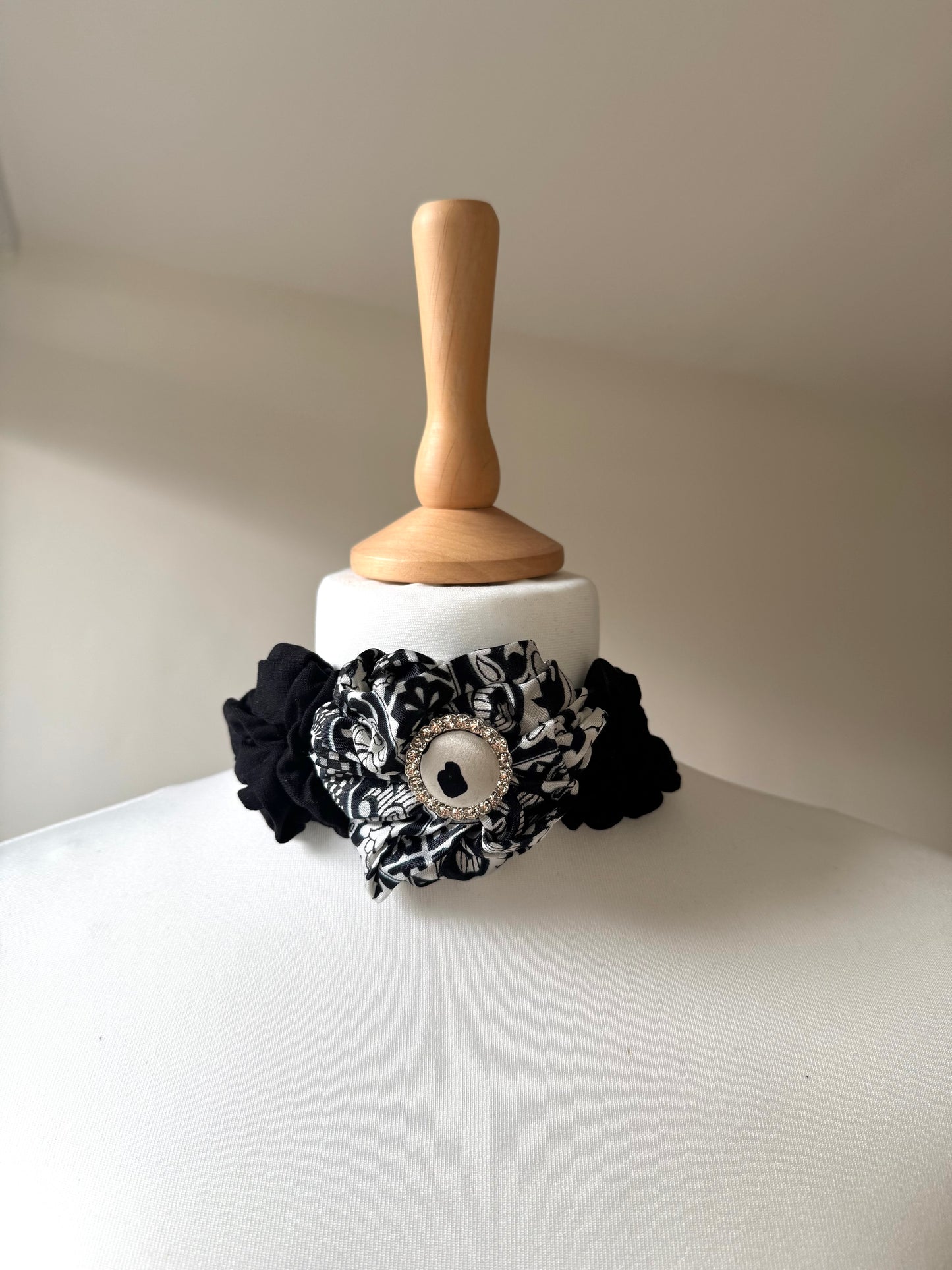 Handmade BLACK&WHITE CHOKER with rhinestone vintage button